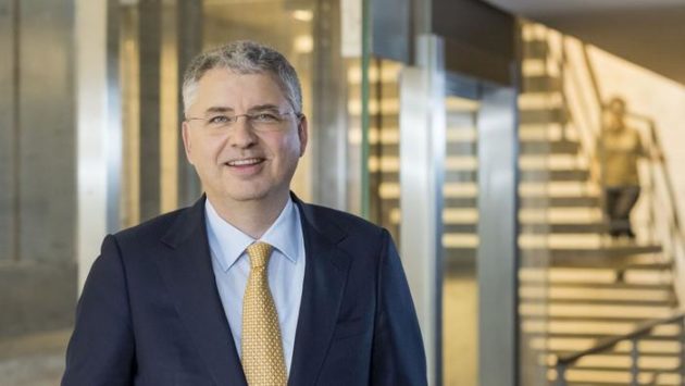 Le patron de Roche critique la lenteur de la numérisation du système de santé suisse