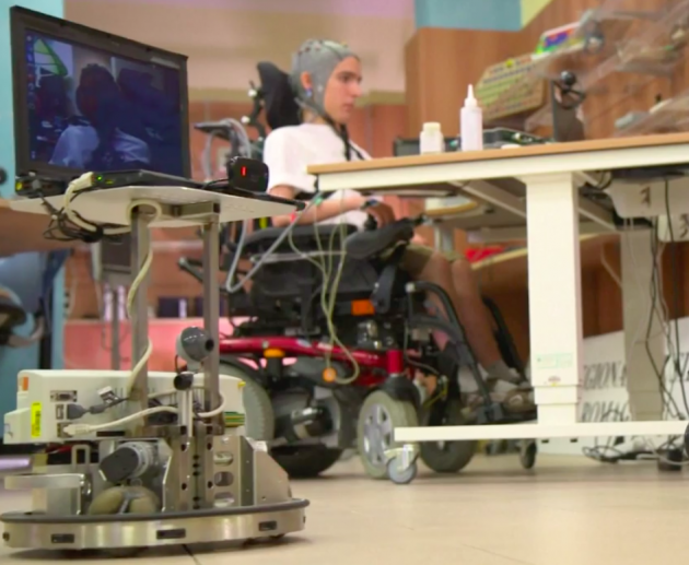 Des personnes handicapées pilotent un robot à distance, par la pensée