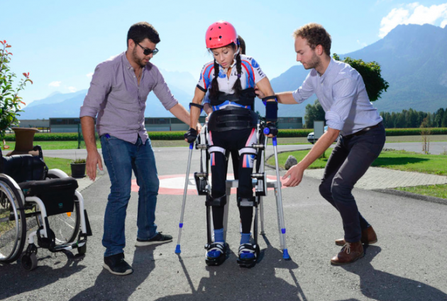 Un exosquelette développé par l’EPFL offre un espoir aux paraplégiques