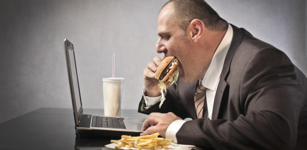 Manger seul à son bureau: mauvais pour la santé
