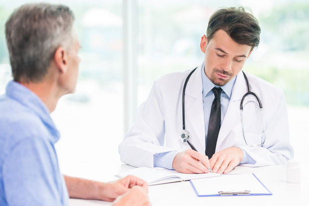 Des médecins répondent aux attaques des politiques sur leurs salaires