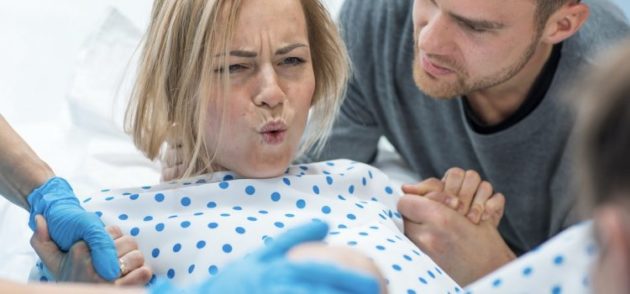 En Suisse, une femme sur quatre subit des pressions à l’accouchement