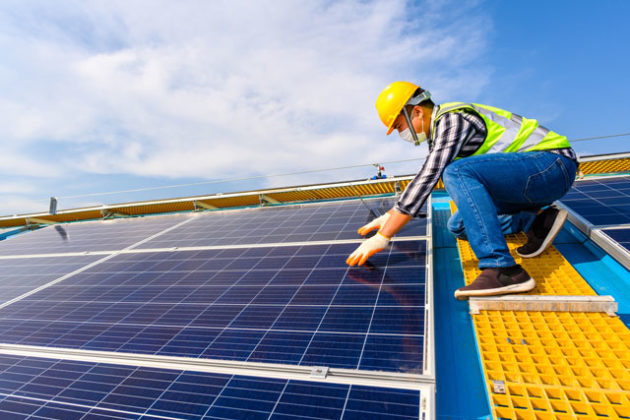 Première en Suisse: un CFC pour les métiers du solaire verra le jour en 2024