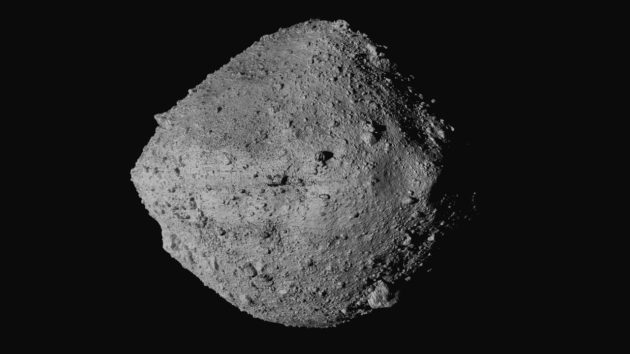 L’échantillon de l’astéroïde Bennu ramené sur Terre contient de l’eau et du carbone en grande quantité