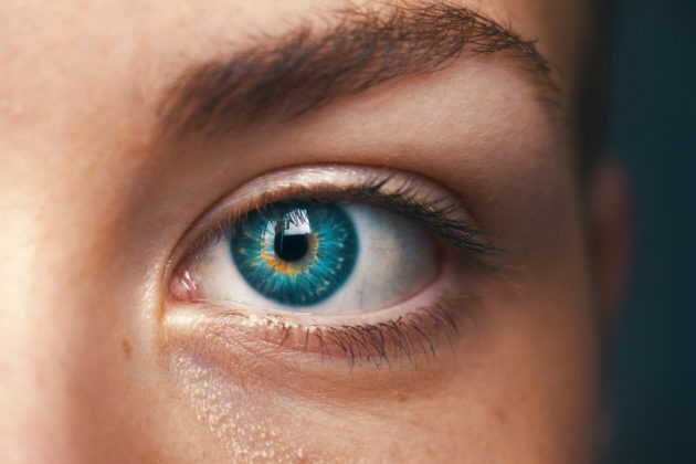 Des gouttes pour lire sans lunettes : une solution ponctuelle pour la presbytie