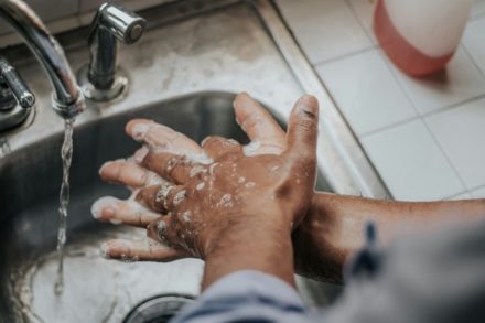 Hygiène des mains : une action simple au cœur d’une campagne mondiale pour sauver des vies
