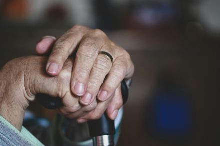 Une stimulation cérébrale assistée par l’IA s’adapte aux mouvements des patients atteints de Parkinson