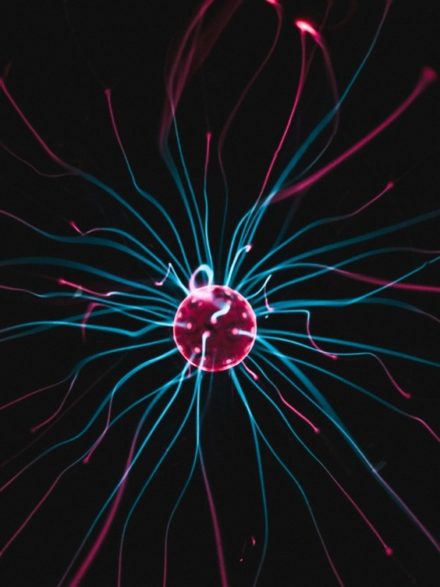 Un semi-conducteur ultrafin révèle de nouvelles particules hybrides lumière-matière