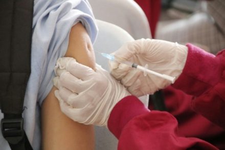 Vaccination : pourquoi les effets secondaires varient d’une personne à l’autre