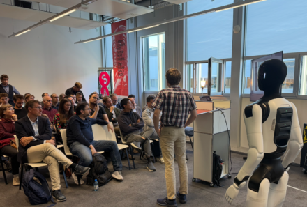 À Renens, l’Asinov School veut apprendre aux professionnels à travailler avec les robots humanoïdes